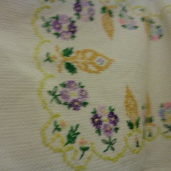 VINTAGE TEXTURED COTTON HAND EMBROIDERED HAND CROCHETED 1950S RUNNER - Picture 4 of 9